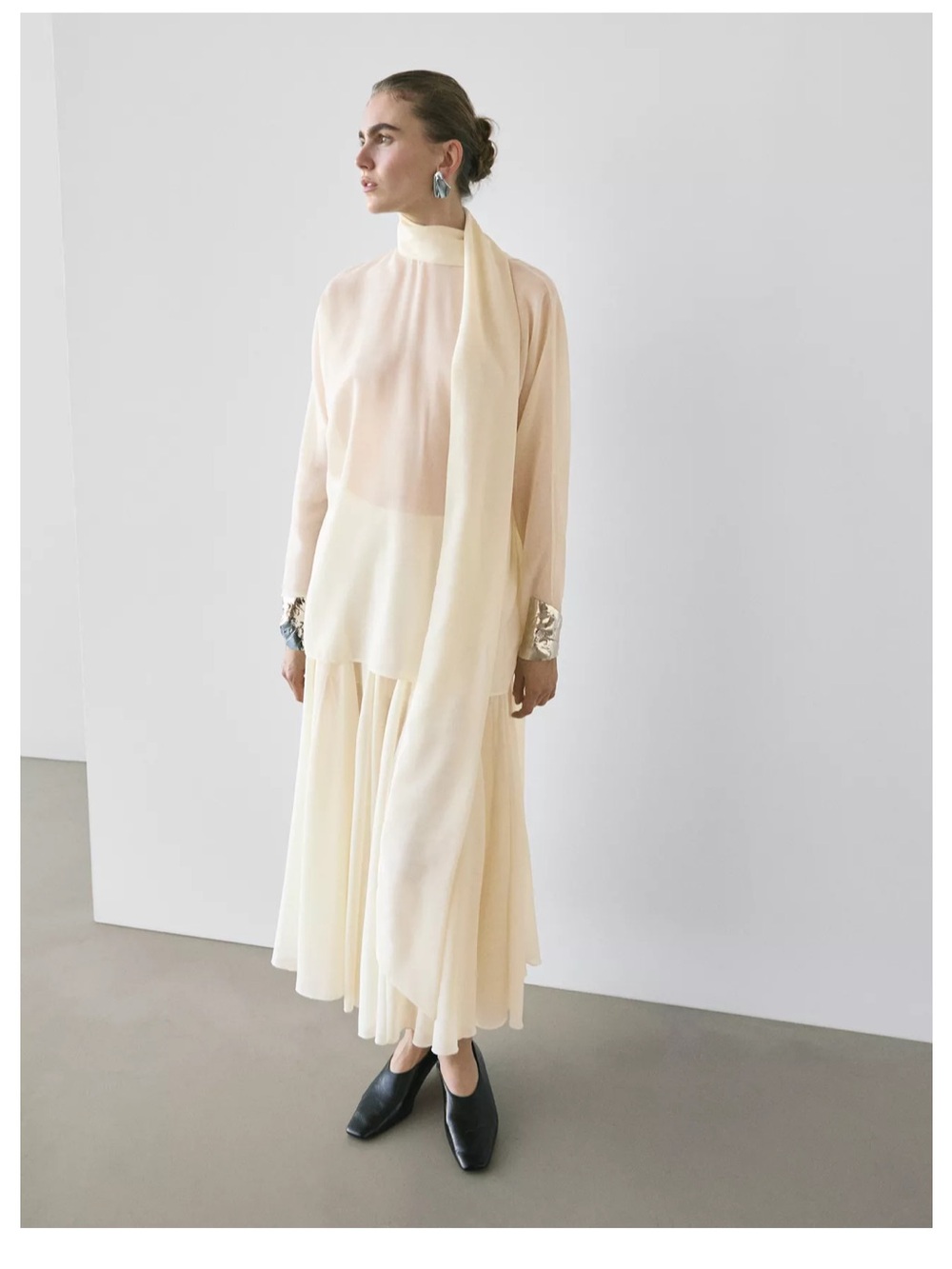 FLOWING BLOUSE WITH TIE DETAIL - STUDIO